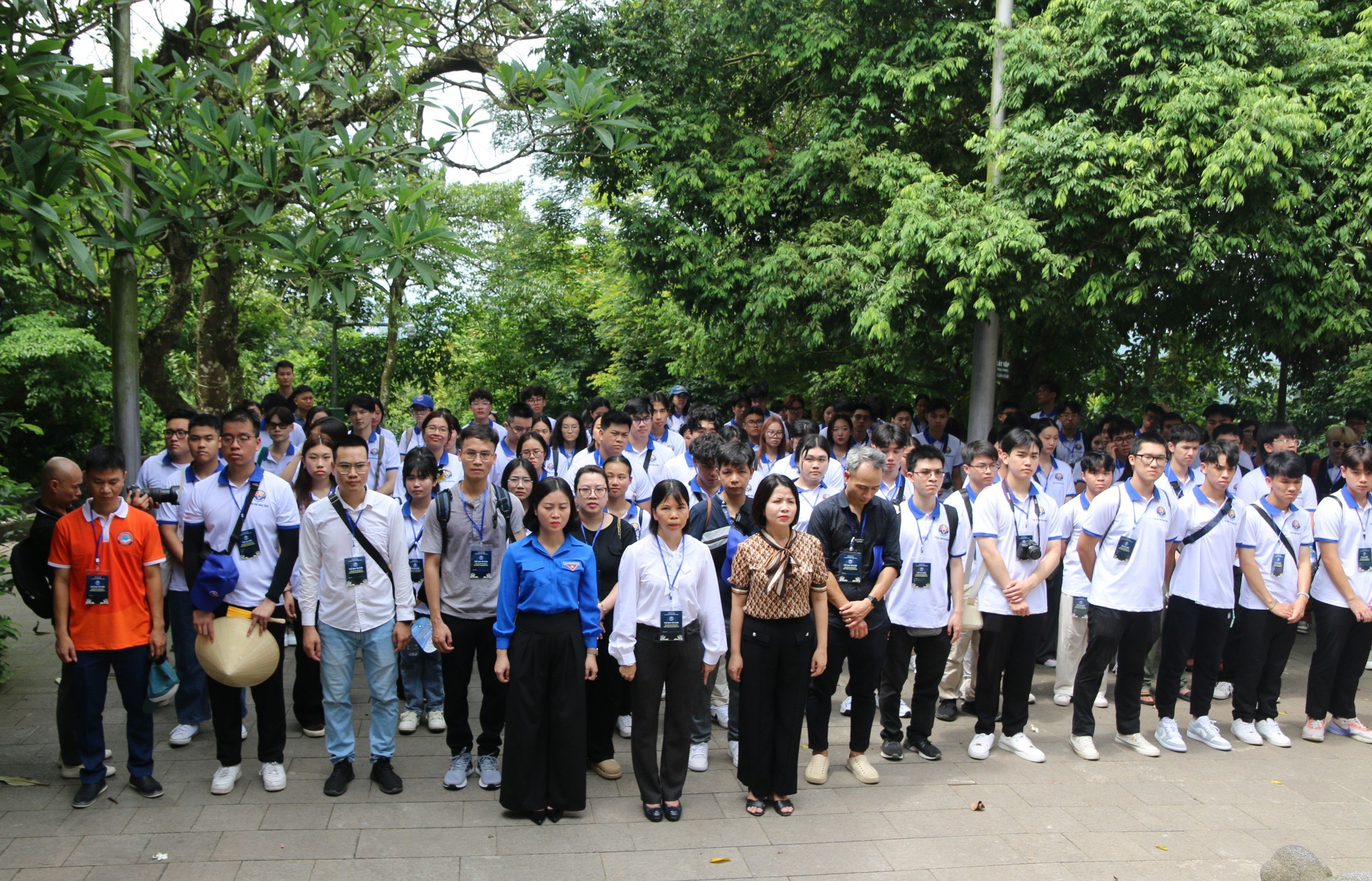 Thanh niên kiều bào dâng hương tưởng niệm các Vua Hùng