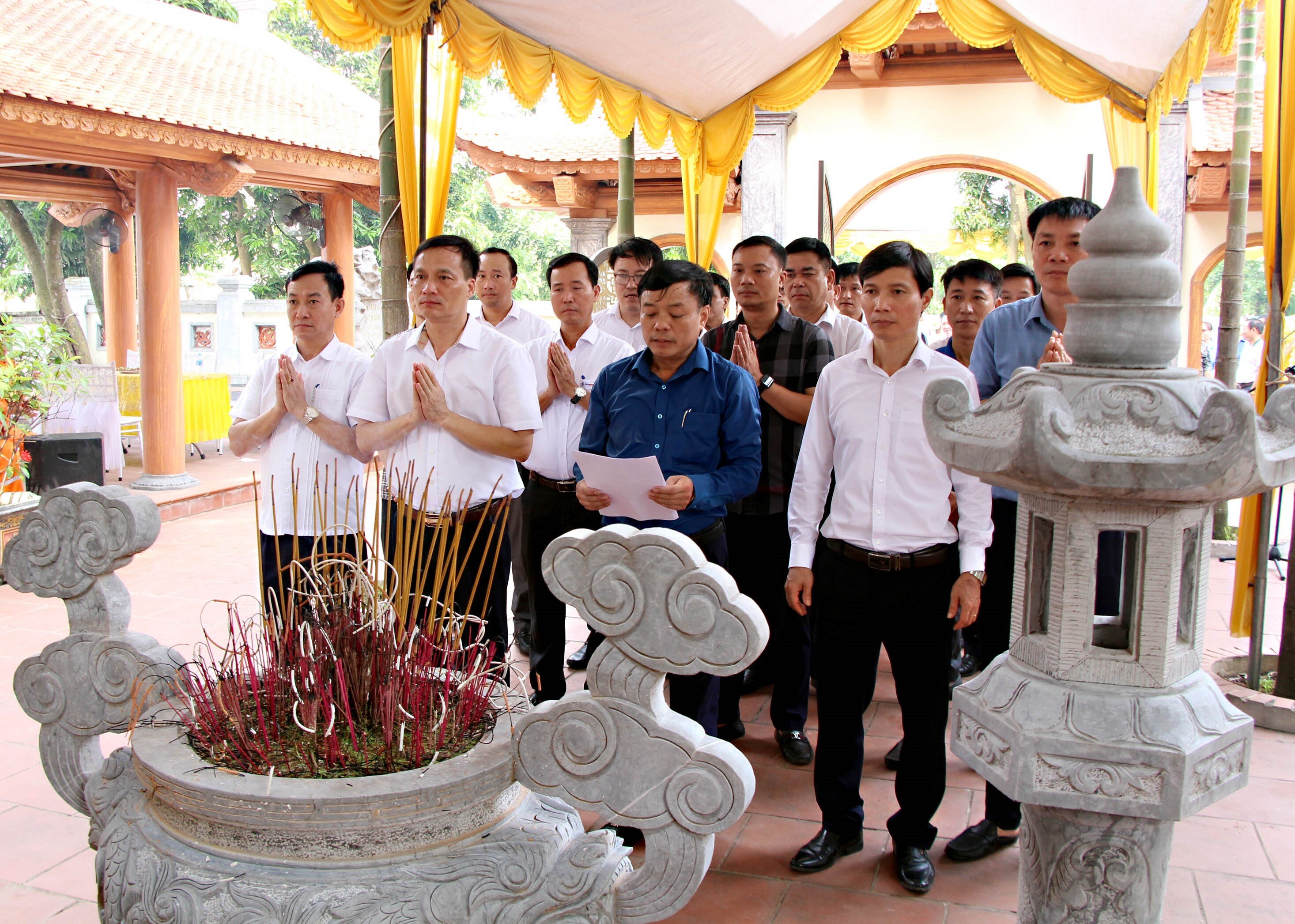 Ofrenda de incienso y conmemoración de los mártires en la central eléctrica de Viet Tri