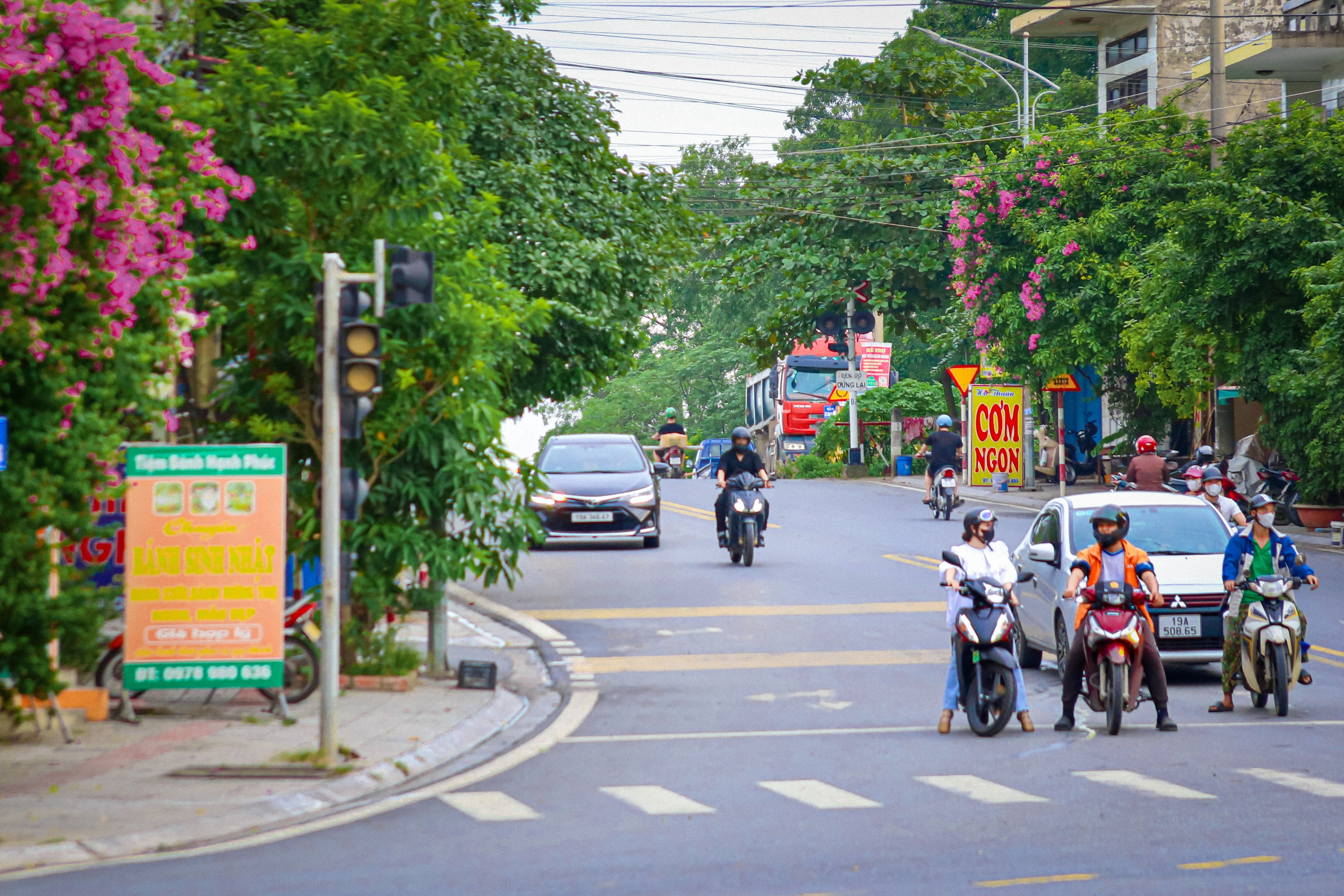 Bên giàn hoa giấy