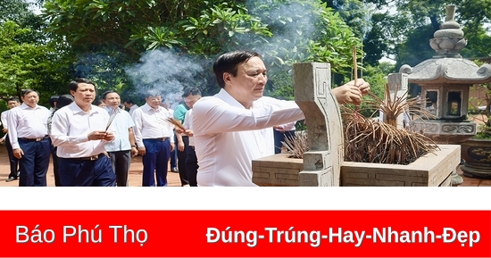 Provincial Party Secretary Bui Minh Chau offered incense to commemorate President Ho Chi Minh and visited and presented gifts to policy beneficiaries and meritorious people in Tam Nong district.