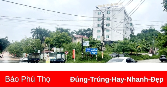 Lực lượng Công an giúp đỡ người dân trong mưa bão