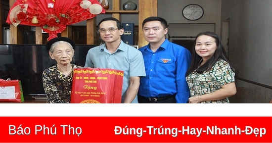 Entrega de obsequios a personas meritorias y familias políticas en el distrito de Thanh Ba