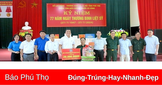 Thăm hỏi và tặng quà người có công