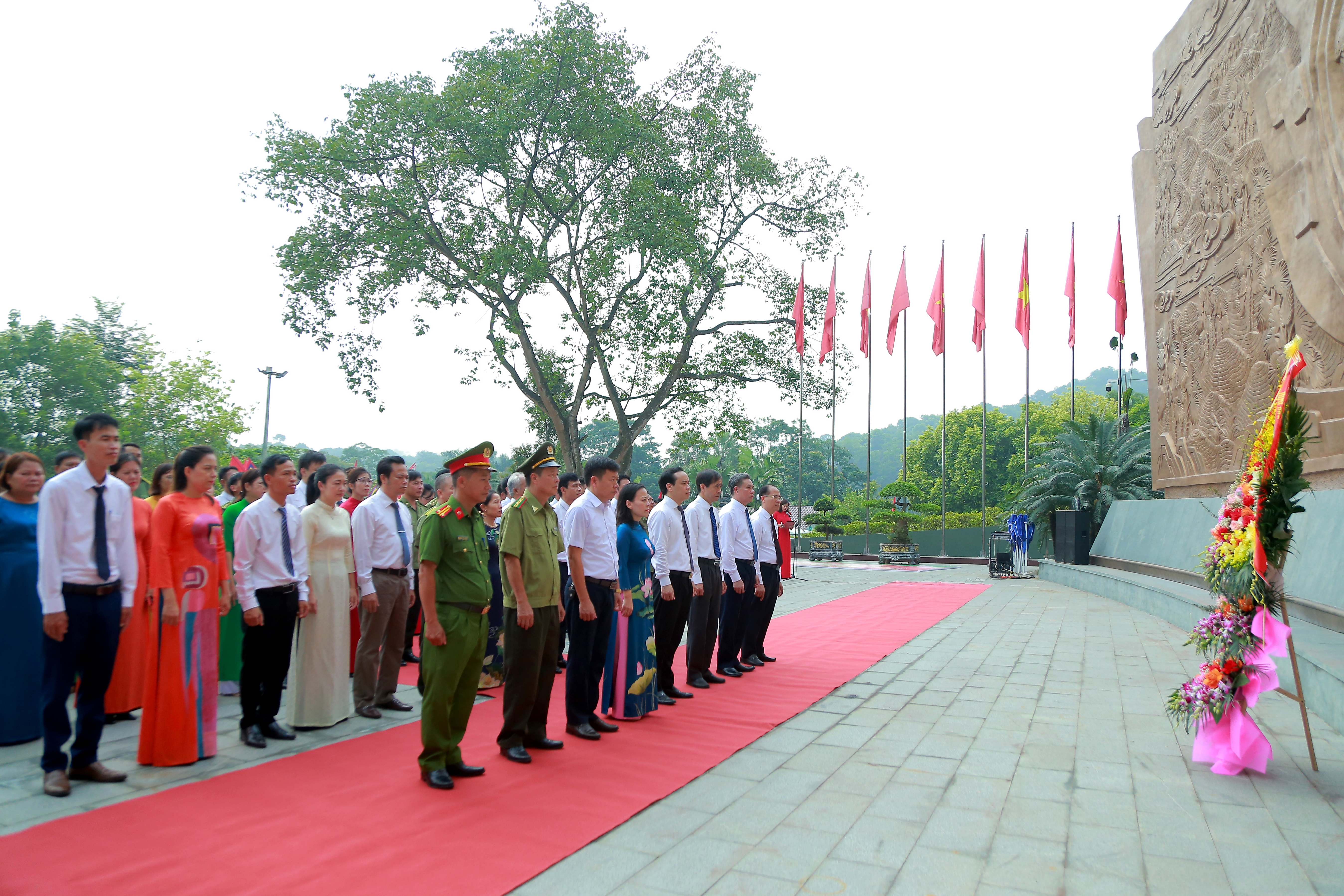 Dâng hương, hoa Kỷ niệm 62 năm Bác Hồ về thăm Đền Hùng