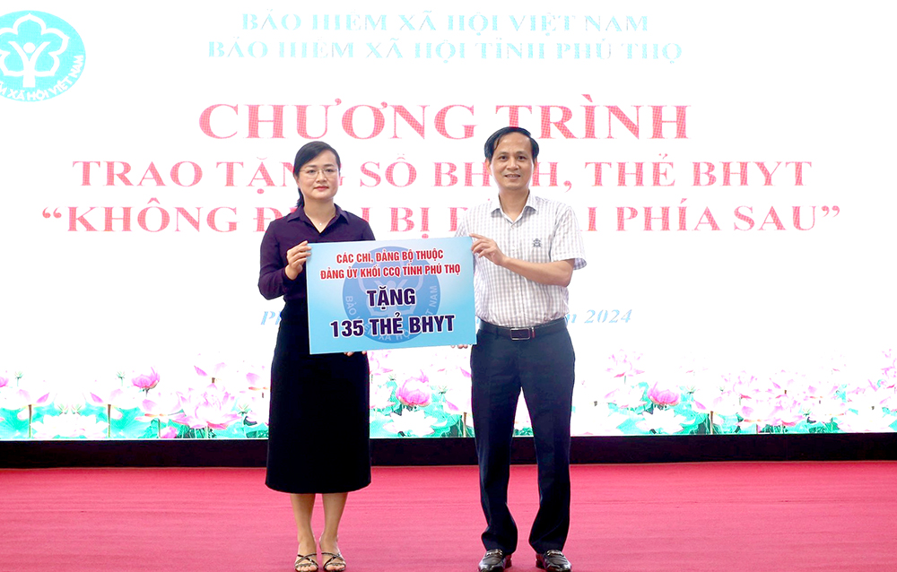 Trao hơn 1.900 thẻ BHYT cho người dân có hoàn cảnh khó khăn