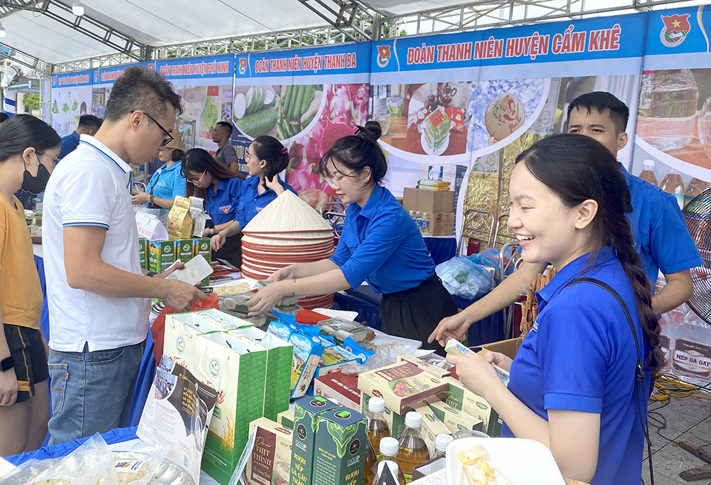 Ngày hội giới thiệu, quảng bá sản phẩm nông nghiệp gắn kết du lịch địa phương và tuyên dương, khen thưởng thanh niên dân tộc thiểu số khởi nghiệp thành công