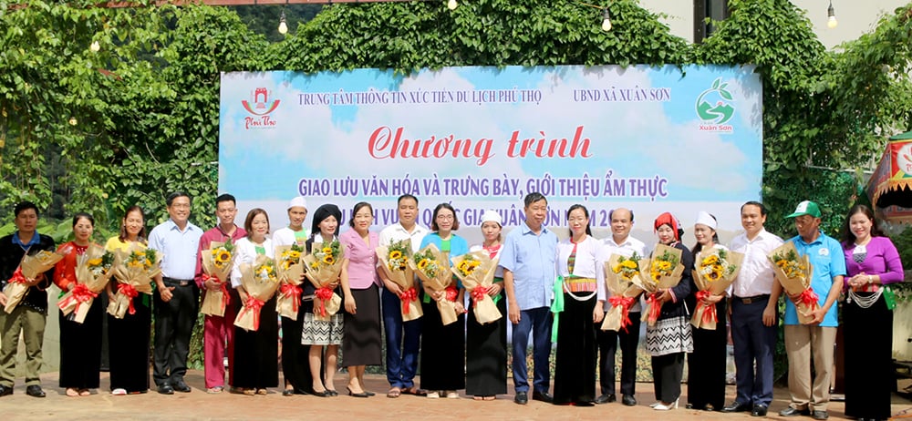 Échange culturel et exposition, présentation de la cuisine et du tourisme au parc national de Xuan Son