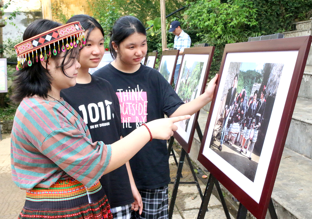 Échange culturel et exposition, présentation de la cuisine et du tourisme au parc national de Xuan Son