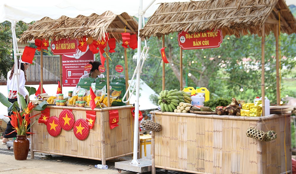 Échange culturel et exposition, présentation de la cuisine et du tourisme au parc national de Xuan Son