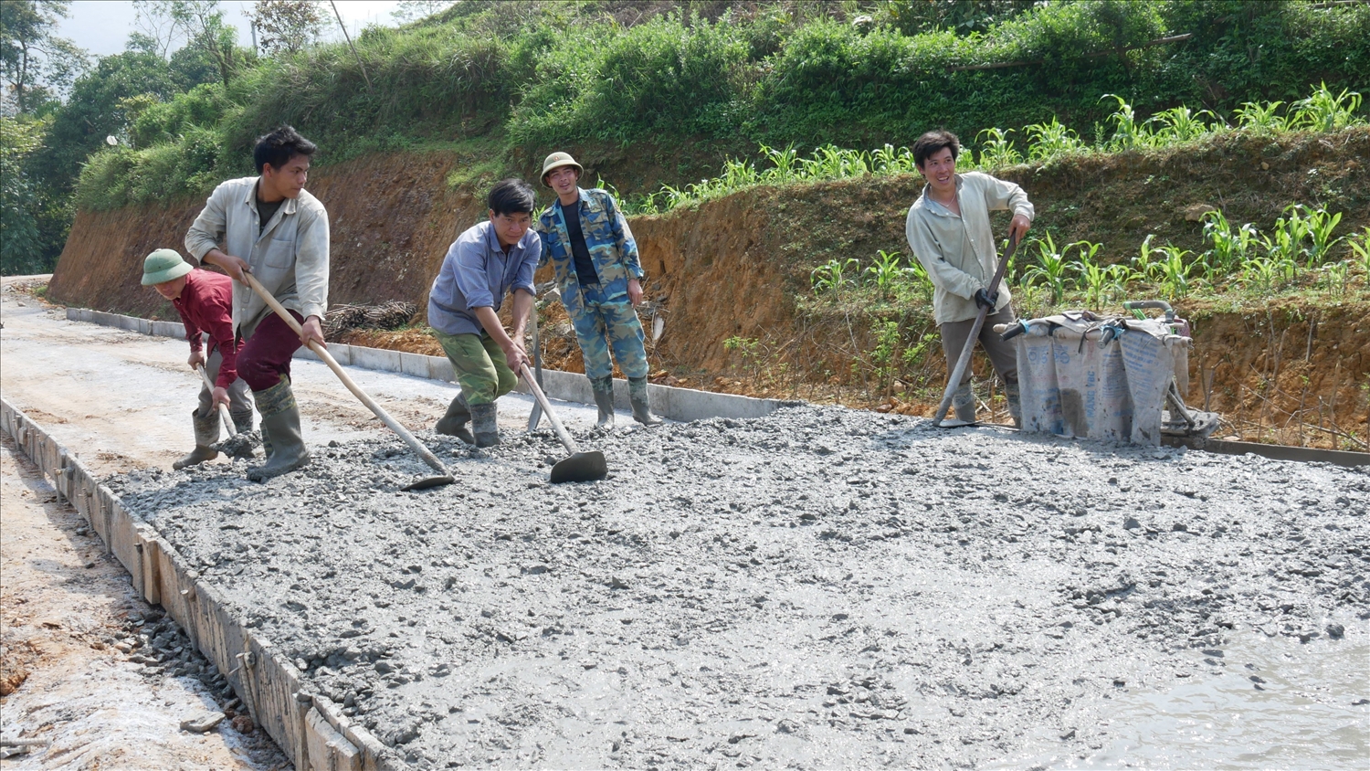 Hạ tầng giao thông đi trước để phát triển vùng khó