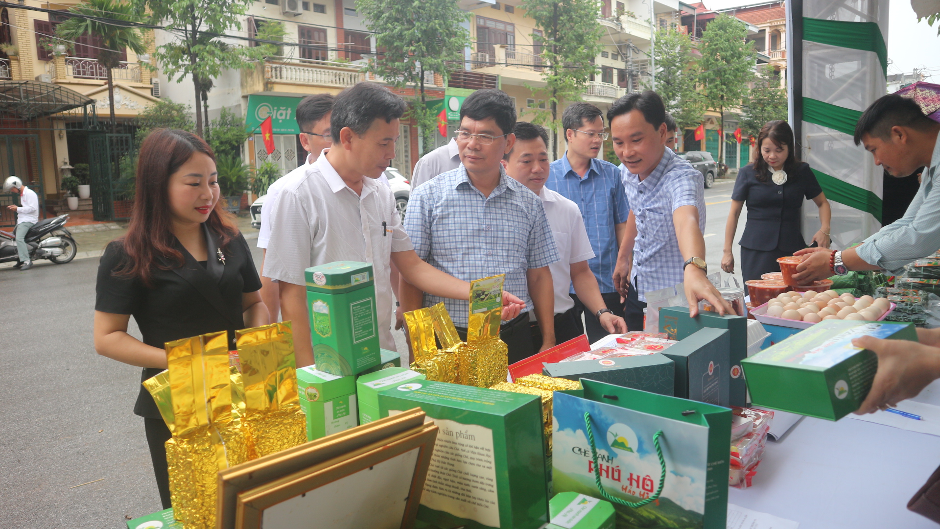 Giới thiệu, trưng bày, kết nối tiêu thụ sản phẩm OCOP, nông sản tiêu biểu