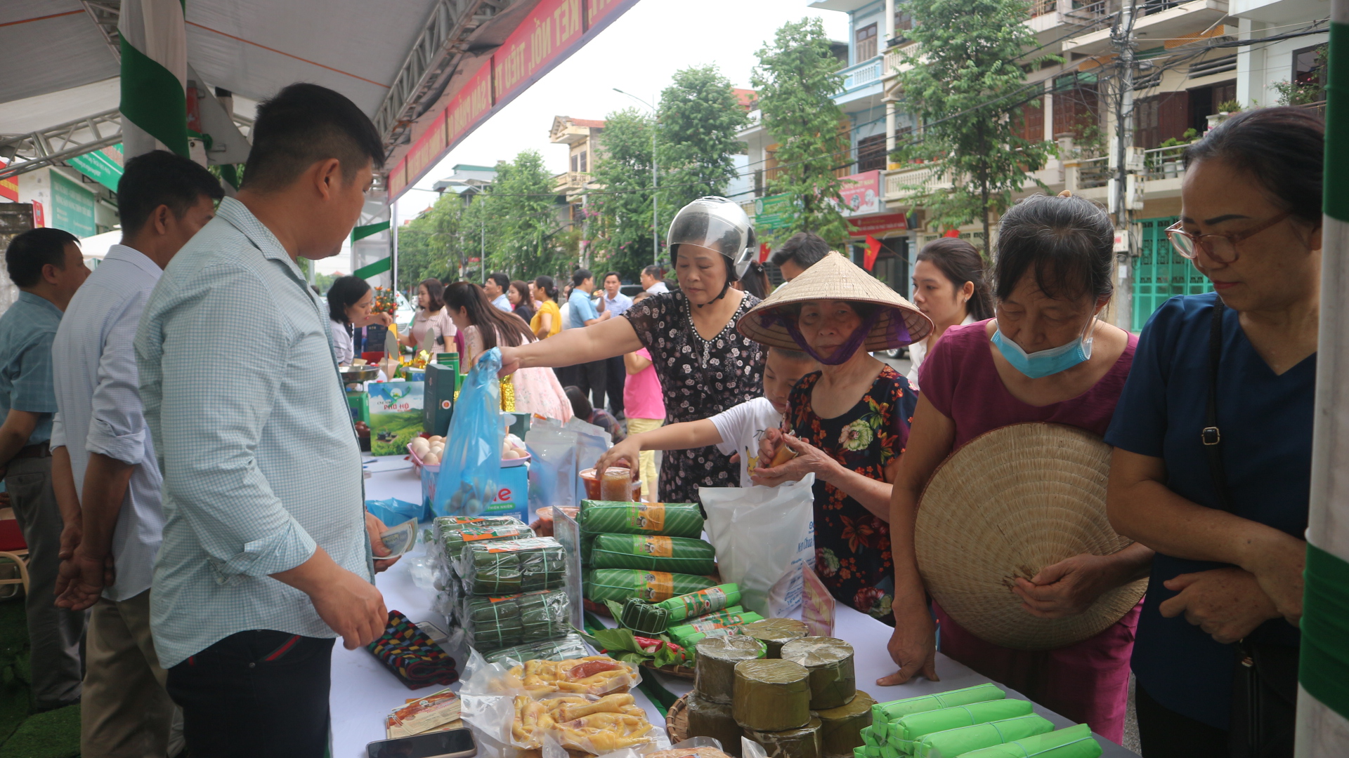 Giới thiệu, trưng bày, kết nối tiêu thụ sản phẩm OCOP, nông sản tiêu biểu