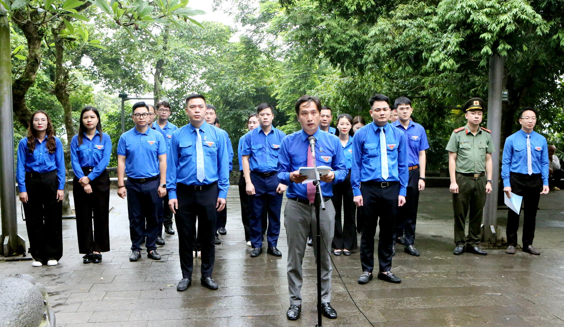 Đoàn đại biểu Hội Liên hiệp Thanh niên tỉnh Phú Thọ dâng hương báo công các Vua Hùng