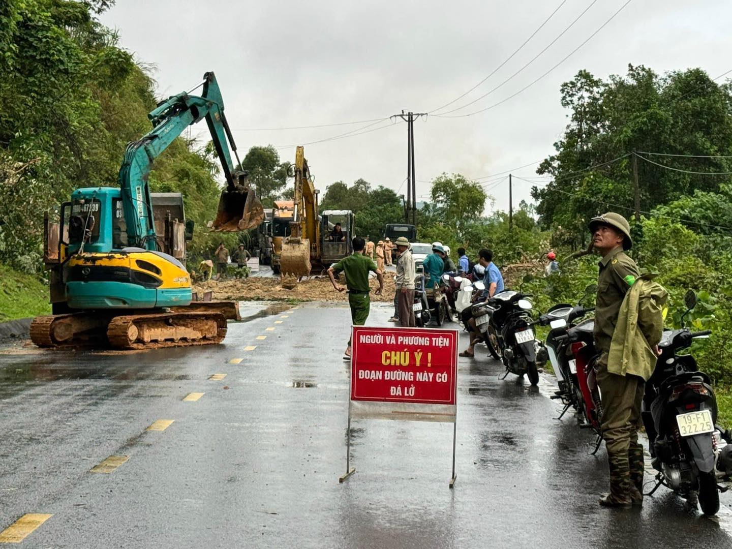 Khắc phục sạt lở do mưa lớn trên địa bàn huyện Hạ Hòa