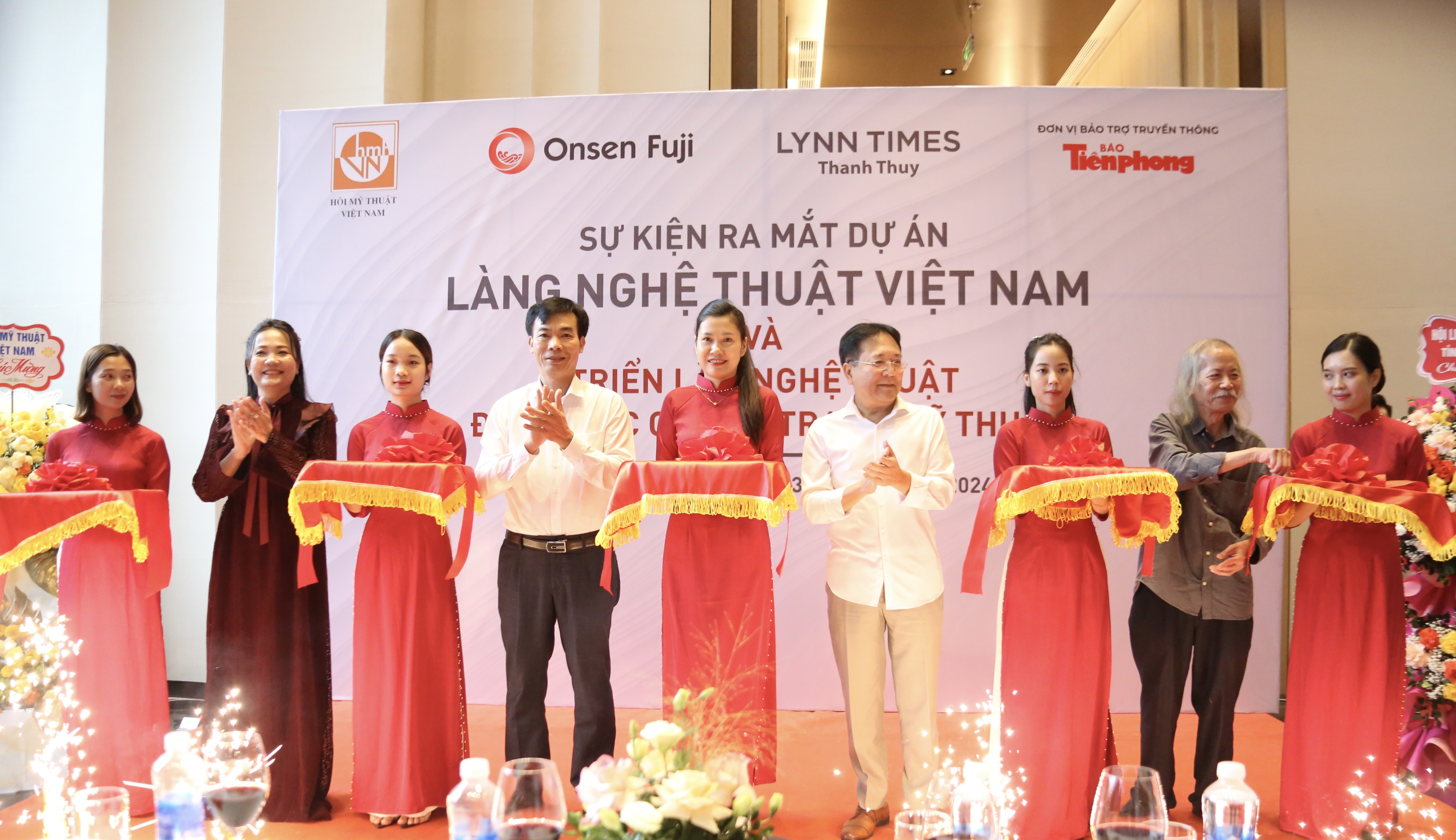 Wyndham Lynn Times Thanh Thủy ra mắt Làng nghệ thuật Việt Nam