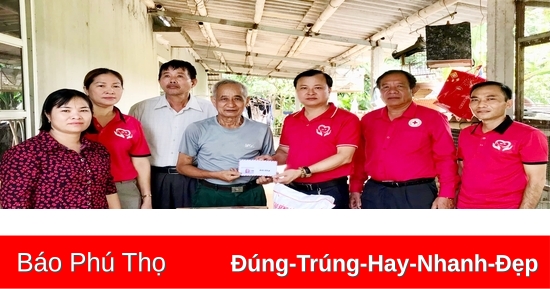 Tặng quà cho nạn nhân chất độc da cam tại huyện Đoan Hùng