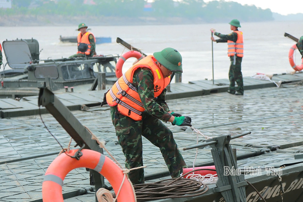 Tiến hành lắp cầu phao qua sông Hồng thay thế tạm thời cầu Phong Châu