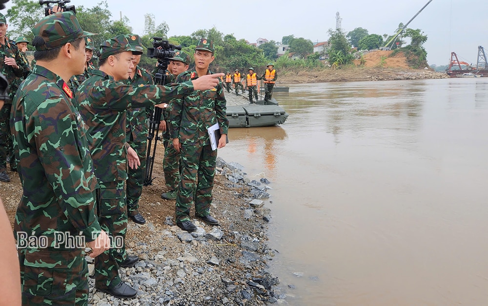 Tiến hành lắp cầu phao qua sông Hồng thay thế tạm thời cầu Phong Châu