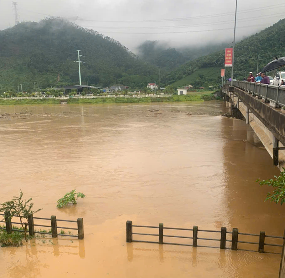 Mực nước sông suối lên nhanh, lũ tại Thanh Sơn, Tân Sơn, Yên Lập