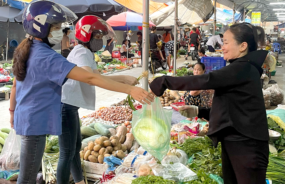 Bảo đảm nguồn cung hàng hóa thiết yếu sau mưa bão