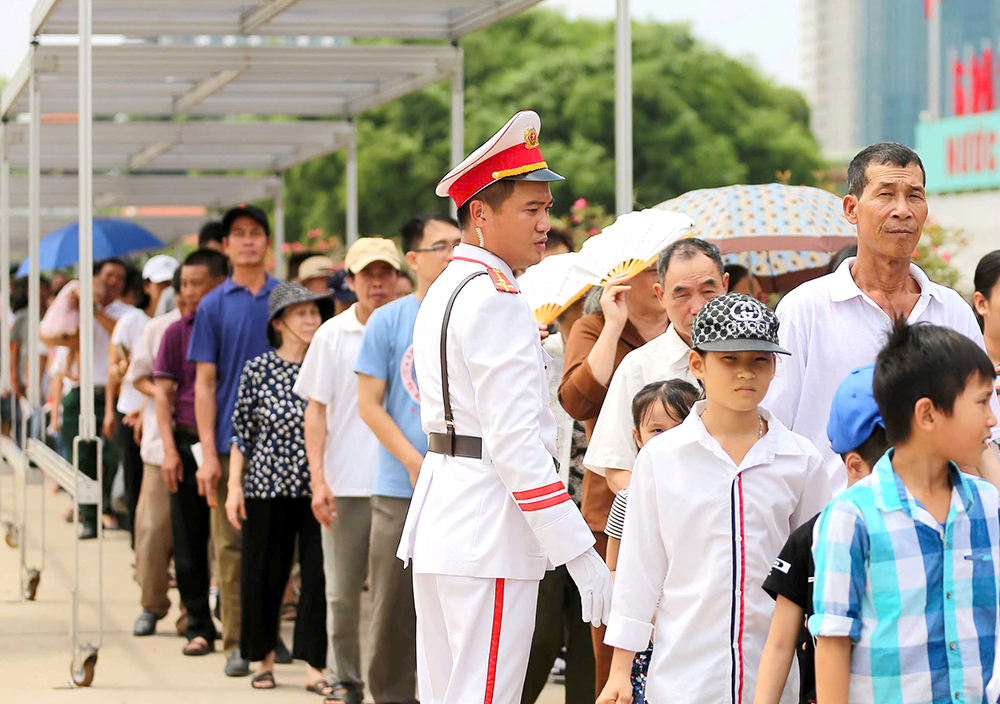 Hàng nghìn người dân vào lăng viếng Bác dịp lễ Quốc khánh