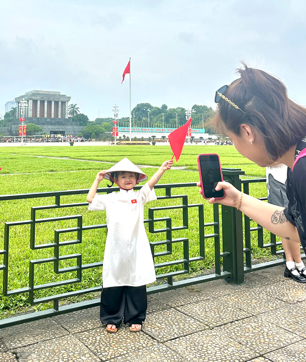 Hàng nghìn người dân vào lăng viếng Bác dịp lễ Quốc khánh