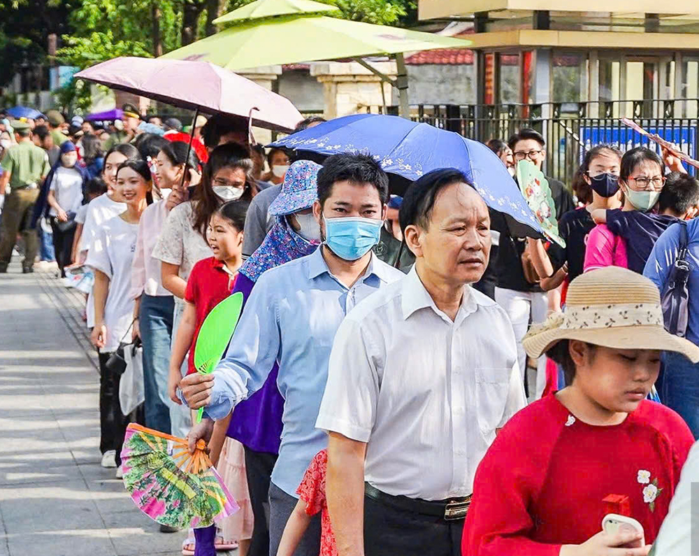 Hàng nghìn người dân vào lăng viếng Bác dịp lễ Quốc khánh