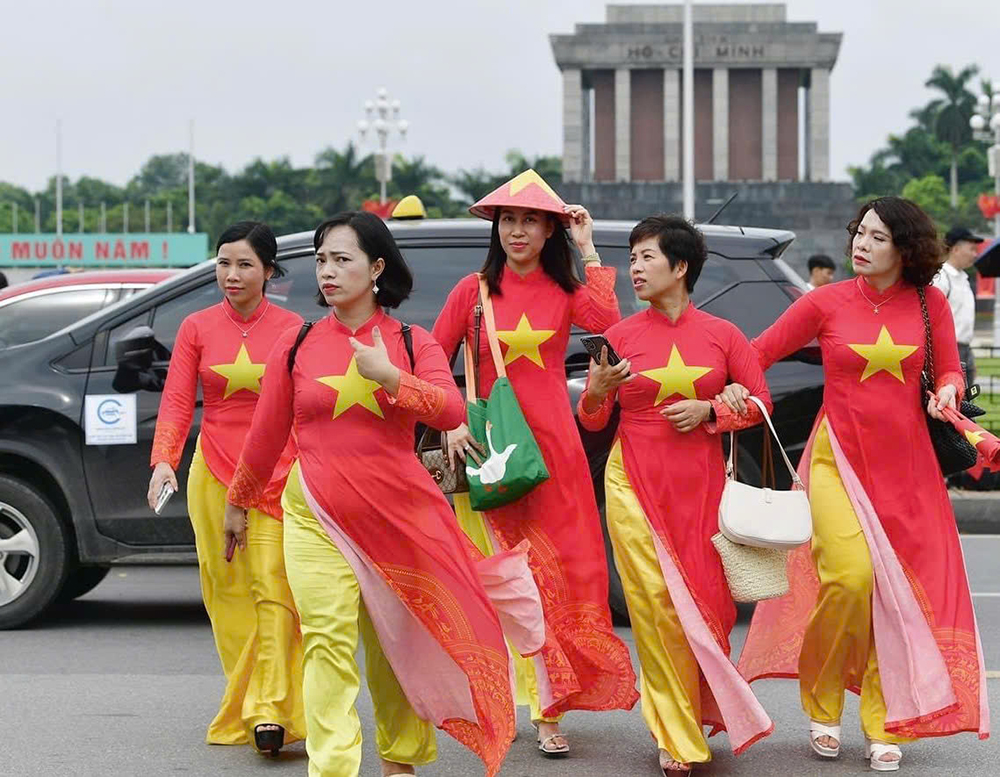 Hàng nghìn người dân vào lăng viếng Bác dịp lễ Quốc khánh