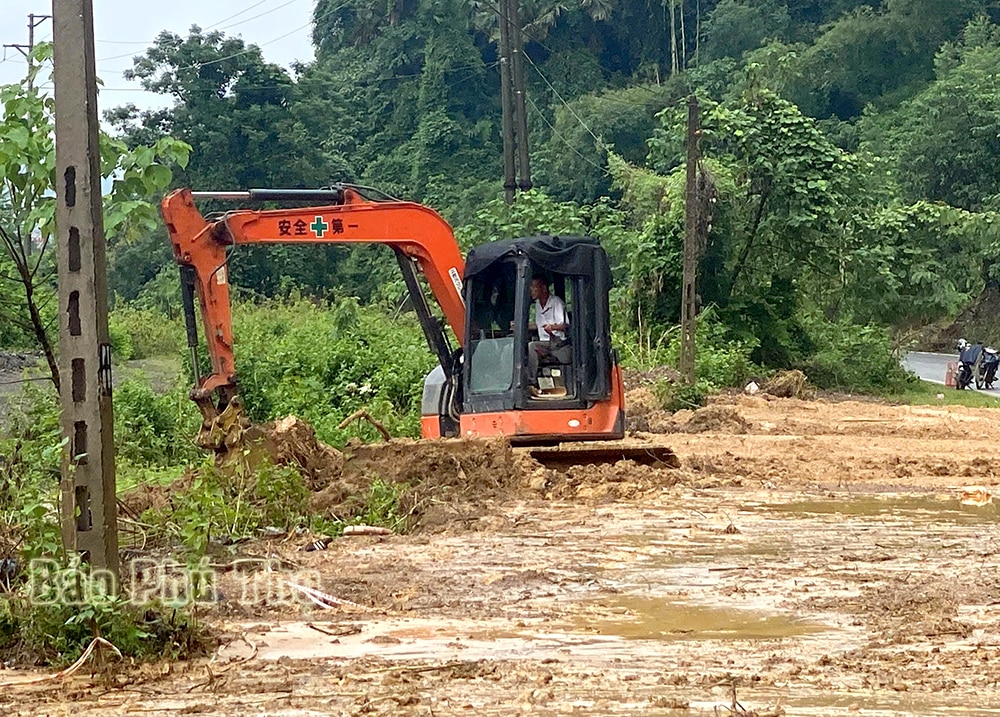 Sạt lở tại nút ra IC 11 đường cao tốc Nội Bài - Lào Cai