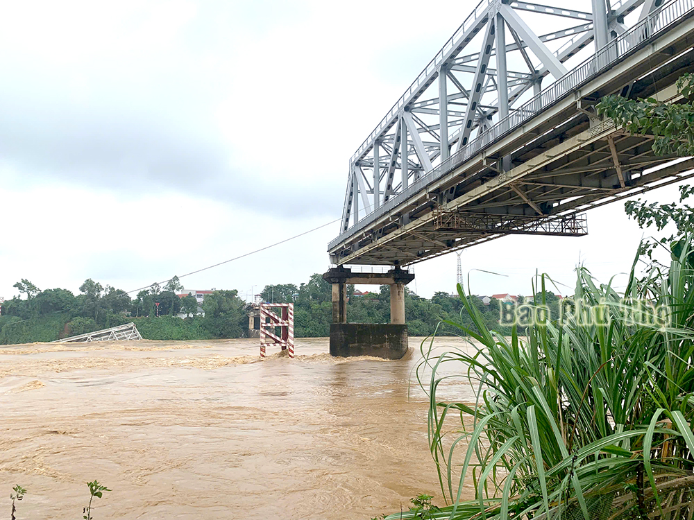 สะพานฟองจาวพังถล่มเหนือแม่น้ำแดง