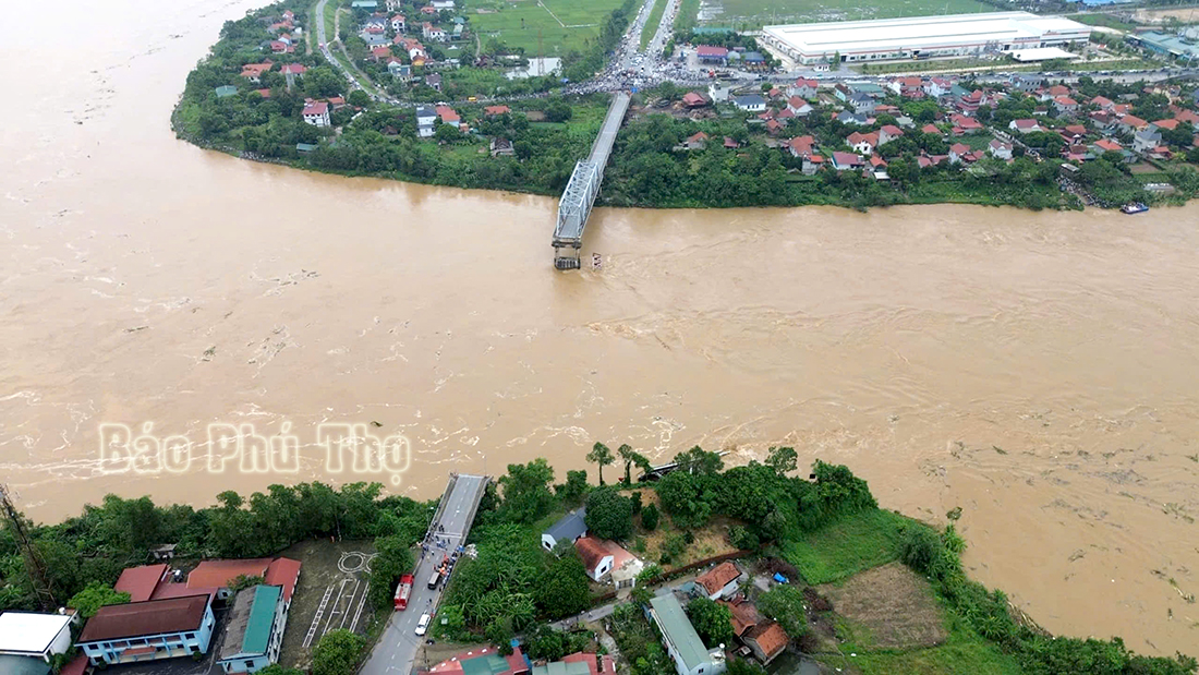 สะพานฟองจาวพังถล่มเหนือแม่น้ำแดง