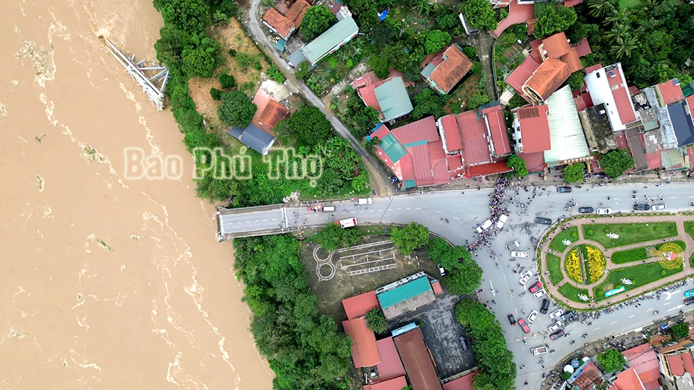 สะพานฟองจาวพังถล่มเหนือแม่น้ำแดง