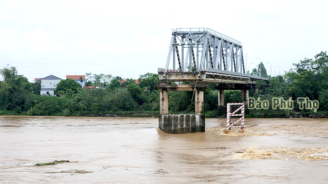 สะพานฟองจาวพังถล่มเหนือแม่น้ำแดง