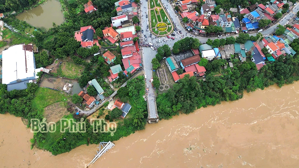 Sập cầu Phong Châu qua sông Hồng