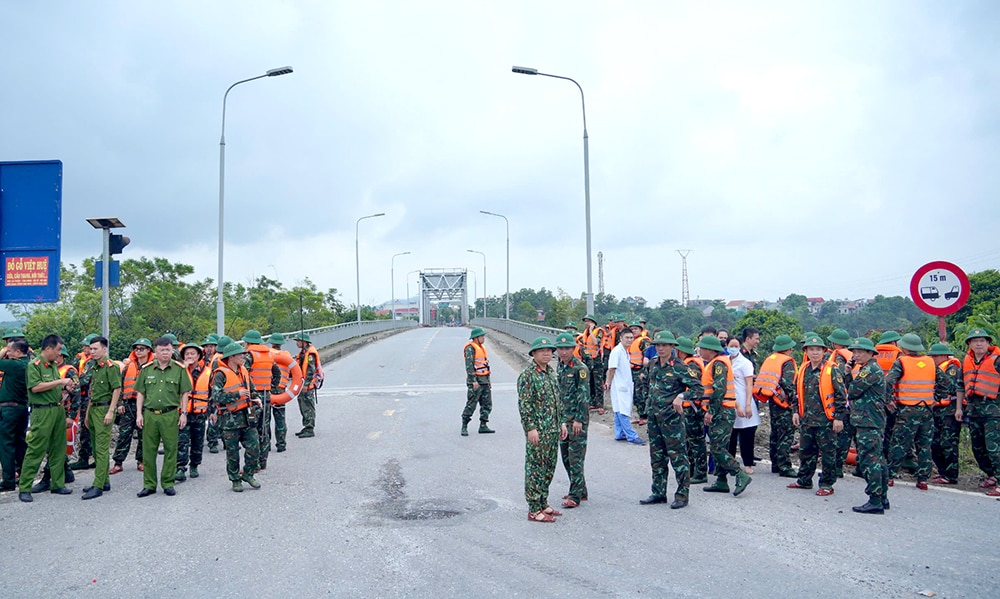 Phú Thọ tập trung khắc phục sự cố cầu Phong Châu và ứng phó với mưa lũ, sạt lở đất