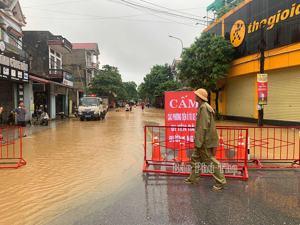 El Secretario Provincial del Partido y el Presidente del Comité Popular Provincial dirigieron directamente la prevención de inundaciones en Cam Khe y Ha Hoa