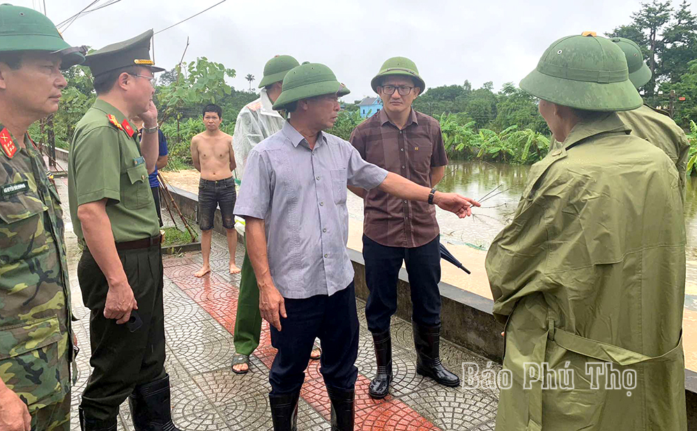 El Secretario Provincial del Partido y el Presidente del Comité Popular Provincial dirigieron directamente la prevención de inundaciones en Cam Khe y Ha Hoa