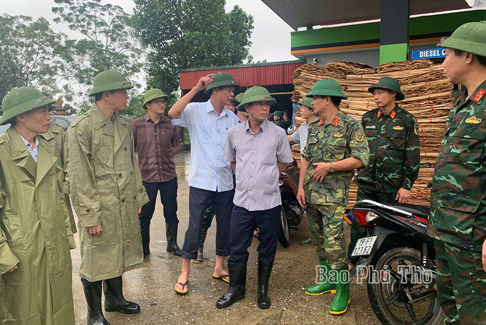 El Secretario Provincial del Partido y el Presidente del Comité Popular Provincial dirigieron directamente la prevención de inundaciones en Cam Khe y Ha Hoa