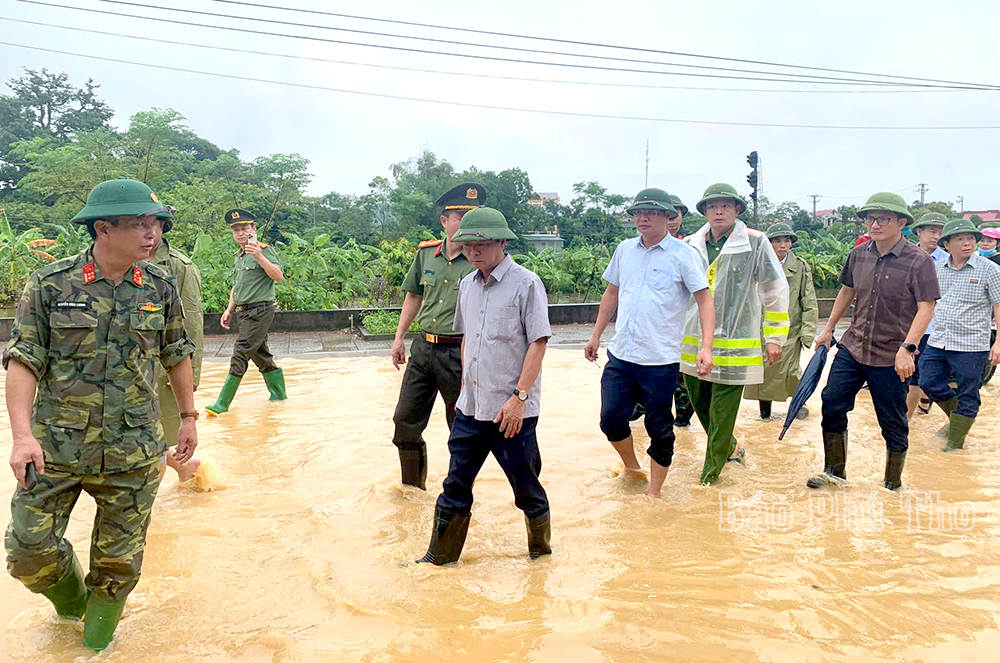 El Secretario Provincial del Partido y el Presidente del Comité Popular Provincial dirigieron directamente la prevención de inundaciones en Cam Khe y Ha Hoa