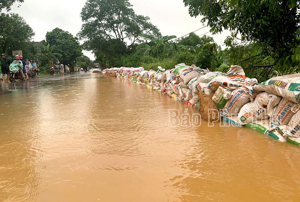 El Secretario Provincial del Partido y el Presidente del Comité Popular Provincial dirigieron directamente la prevención de inundaciones en Cam Khe y Ha Hoa