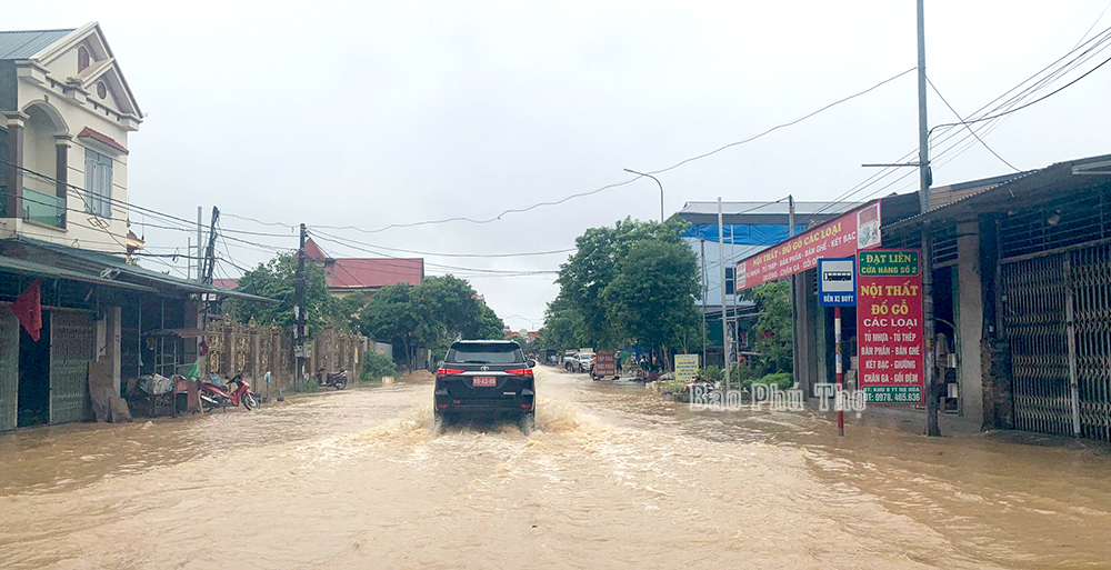 El Secretario Provincial del Partido y el Presidente del Comité Popular Provincial dirigieron directamente la prevención de inundaciones en Cam Khe y Ha Hoa