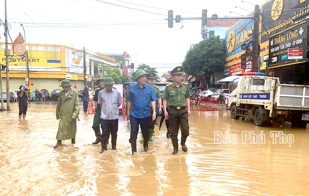 El Secretario Provincial del Partido y el Presidente del Comité Popular Provincial dirigieron directamente la prevención de inundaciones en Cam Khe y Ha Hoa