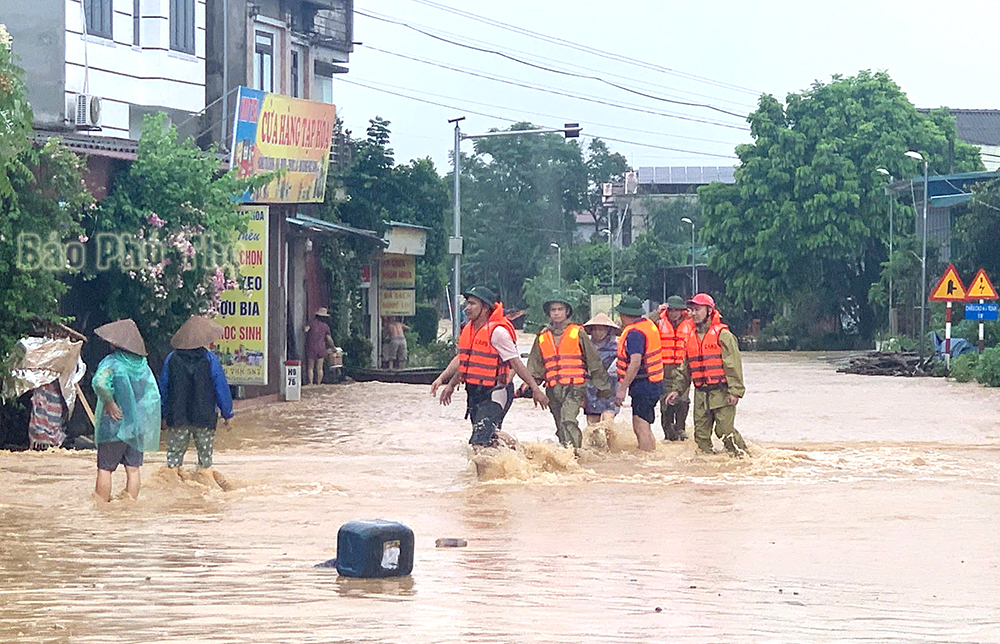 El Secretario Provincial del Partido y el Presidente del Comité Popular Provincial dirigieron directamente la prevención de inundaciones en Cam Khe y Ha Hoa