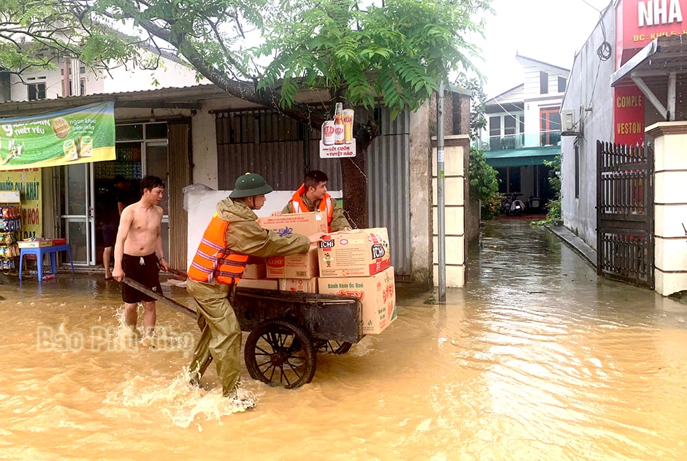 El Secretario Provincial del Partido y el Presidente del Comité Popular Provincial dirigieron directamente la prevención de inundaciones en Cam Khe y Ha Hoa