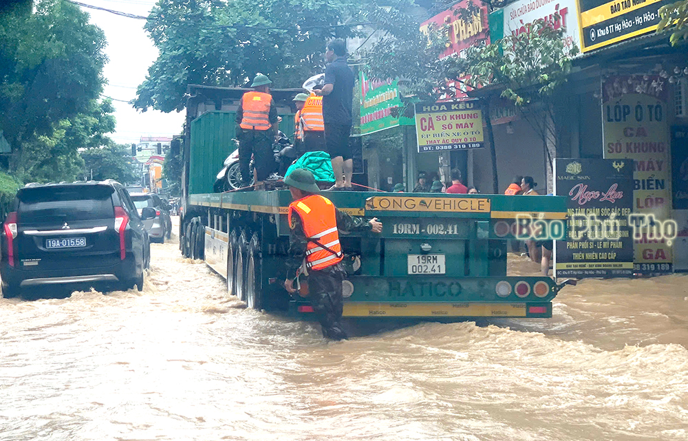 El Secretario Provincial del Partido y el Presidente del Comité Popular Provincial dirigieron directamente la prevención de inundaciones en Cam Khe y Ha Hoa