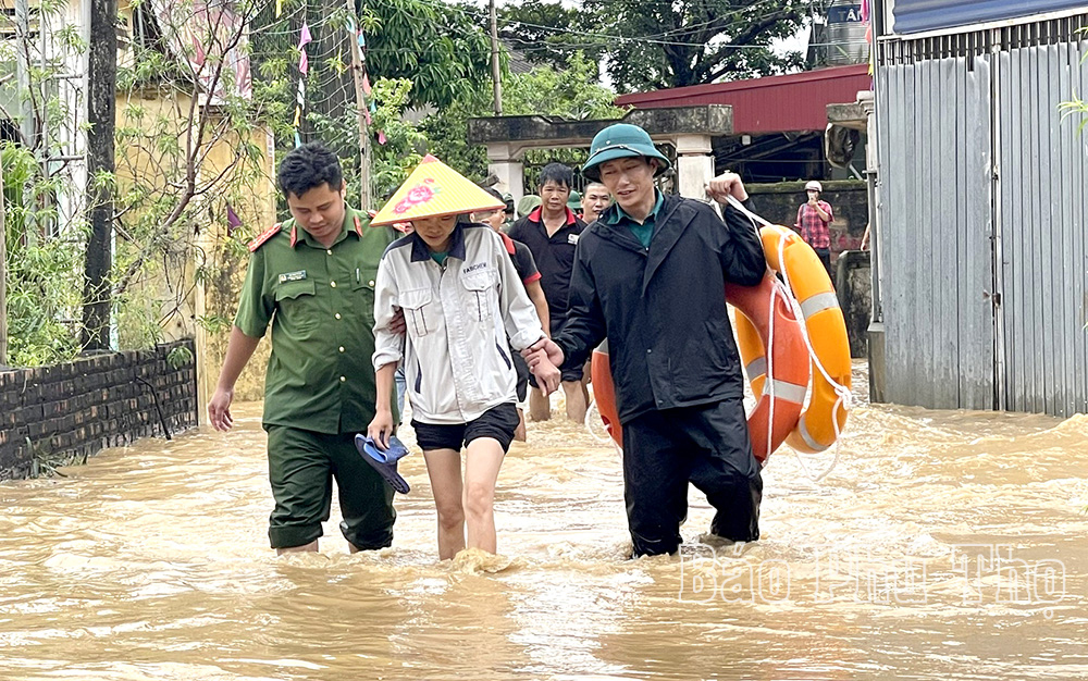 Chạy đua vượt lũ