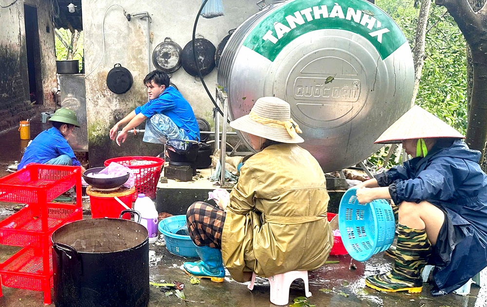 Đoàn viên thanh niên xung kích khắc phục hậu quả mưa bão