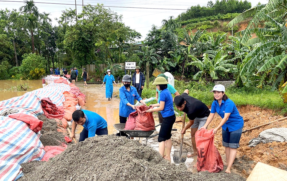 Đoàn viên thanh niên xung kích khắc phục hậu quả mưa bão