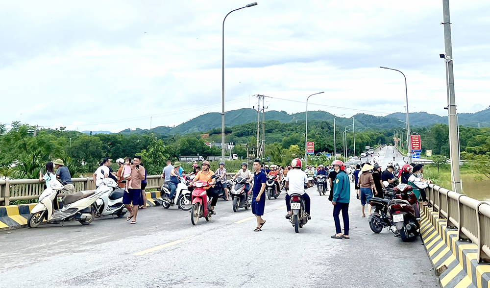 Cảnh báo người dân không tập trung đông trên cầu Hạ Hòa