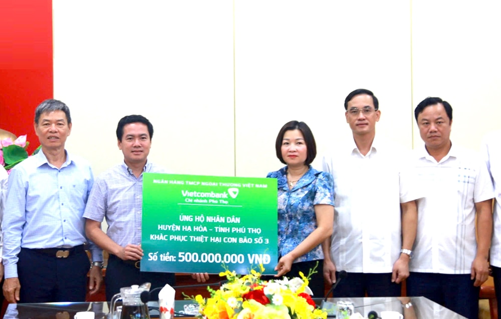 Vietcombank Phú Thọ ủng hộ huyện Hạ Hòa 500 triệu đồng khắc phục thiệt hại do bão số 3